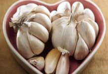 Como fazer a simpatia do alho? E  Qual o melhor dia para ser feita?